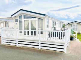 P&T's home from home, PLATINUM Spacious Lodge，位于拉尔的酒店