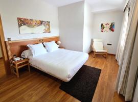 Hotel Los Barruecos by Croma，位于马尔帕尔蒂达德卡塞雷斯的酒店