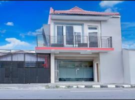 Hotel O Stasiun Tegal Near Alun-Alun Formerly Lumina Guest House，位于直葛的酒店