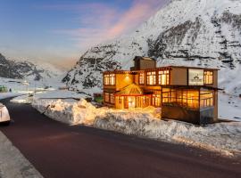 Moustache Koksar Luxuria, Sissu，位于Khoksar的酒店