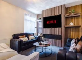 Stylish 3BR House - Near Etihad Stadium & Coop Live - Free Parking - Wifi - Sleeps 8