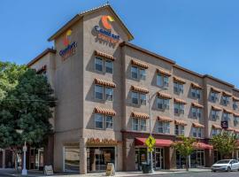 Comfort Suites Visalia - Convention Center，位于维塞利亚的酒店