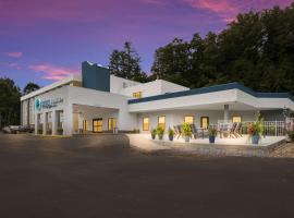 Clarion Pointe Sylva near Cherokee Area，位于迪尔斯伯勒的酒店
