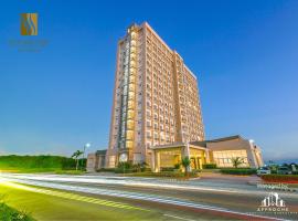 Sotogrande Hotel and Convention Center Batangas，位于Bauan的带泳池的酒店