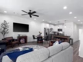 Modern Comfort Near AU l Perfect for Families & Fans