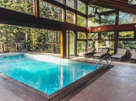Arbolar, Casas de Montaña- Piscina climatizada，位于拉安戈斯图拉镇的酒店