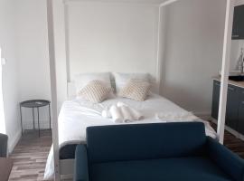 White and Cotton Suite，位于圣保罗德费努耶的酒店