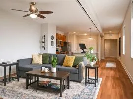 Luxe Downtown Suite Stadiums, Casino, R&R Hall!