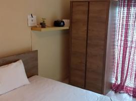 Cozy and quiet apartment at the center of the city，位于科莫蒂尼的酒店