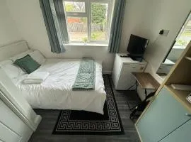 Private Room with Ensuite Bathroom & Free Parking