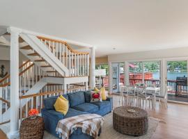 Waterfront Getaway - Dock UR Boat & Walk to Beach!，位于安纳波利斯的酒店