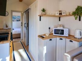 The Gatwick Cabin With Airport Parking Available，位于霍利的酒店