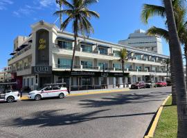 Hotel La Siesta Malecón，位于马萨特兰的酒店