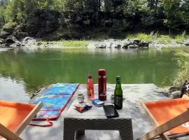 Vikendica Krivaja sa bazenom i privatnom plažom，位于Zavidovići的酒店