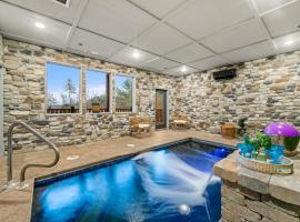 Indoor Pool Oasis, Hot Tub, EV, Scenic Views，位于鸽子谷的酒店