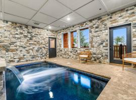 Indoor Pool Oasis, Hot Tub, EV, Scenic Views，位于鸽子谷的酒店