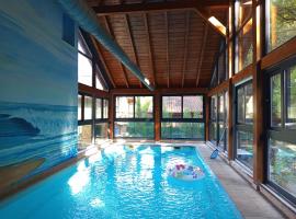 La Casa Malvarrosa- piscina climatizada，位于安普埃罗的酒店