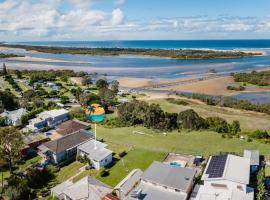 Boardwalk Bungalow - pristine ocean views，位于尤朗加的酒店