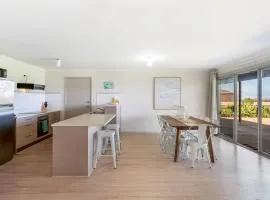 Spacious 3-Bed Ground Level Beachside Stay