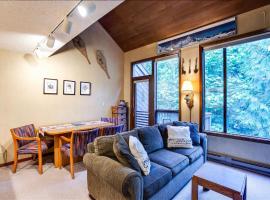 Snowater Condo 59 - A Great Family Condo With a Cabin Feel，位于Deming的酒店