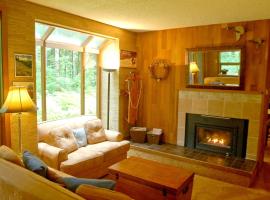 Snowater Condo 84 - large condo with private sauna and soaker tub，位于贝灵厄姆的酒店
