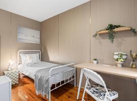 Single Room - Quaint Spot in Marayong - Centrally Located - Shared Bathroom，位于布莱克敦的酒店
