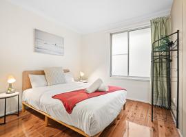 Comfy Double Room - Cozy and Well-Connected - Shared Bathroom，位于布莱克敦的酒店
