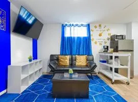 The Sapphire Haven - Stylish Basement Apartment in Old Brooklyn, Free Street Parking, 100MB WiFi, Self Check-In & 8 Min Airport