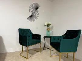 Comfy Corner Stays 2 Cross st of W Edmonton Mall