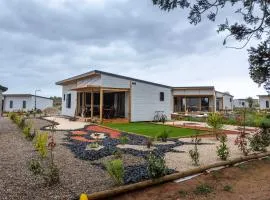 Chalet 3 chambres avec piscines chauffées et accès plage à 9km - FR-1-783-24