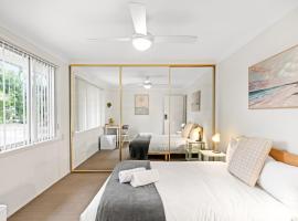 Bright & Comfy Double Room - Cozy and Well-Connected - Shared Bathroom，位于布莱克敦的酒店