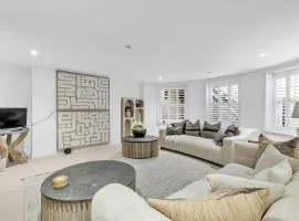 Central Snug with Patio By My Getaways