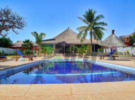 VILLA à la Résidence Nianing1 avec Piscine et Jardin 1100m2，位于姆布尔的酒店