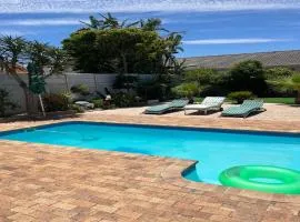 Modern Studio with Pool, 5 mins from Beach