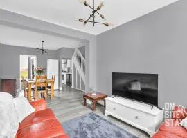 OnSiteStays - Large 3 bedroom, 2 bathroom, driveway, Garden, Sleeps 6 Comfortably