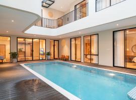 Maaplewood mountain view 9 bedrooms villa with a private heated pool and movie room，位于Ciburial的酒店
