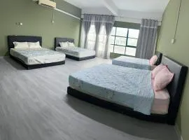Check In Studio Homestay 15pax 1 Big Room with 4 kingsize 2 single matress Spacious space Super Budget