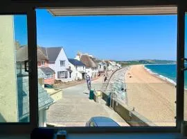 Beachfront Cottage With Sea Views & Coastal Walk
