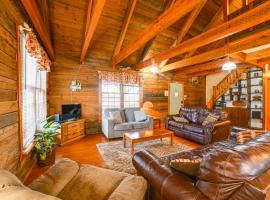 Game Room and Decks Family Cabin in Springville!，位于Springville的酒店