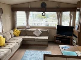 Lovely 3 bedroom caravan to rent at Hoburne Devon Bay，位于托基的酒店