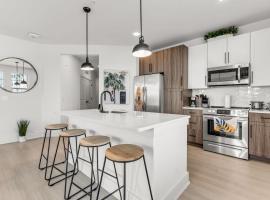 Sunny 2-Bed Oasis Pool and Gym in Apollo Beach，位于阿波罗海滩的酒店
