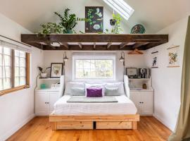 Dreamy Tiny House Cottage with Hot Tub and Garden Patio