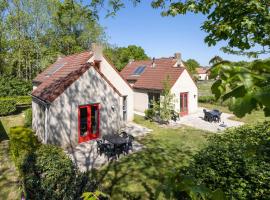 Vacation house with sunny garden near lake，位于Ewijk的酒店