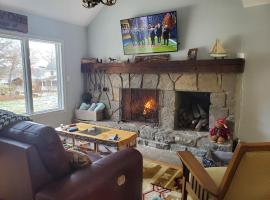 Rustic adirondack styled house with lake views, Sleep 8，位于乔治湖的酒店