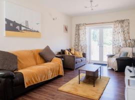 Spacious 6 bedroom House in Dudley with optional Nursery-Drive and Garage-Families and Contractors Welcome，位于提普顿的酒店