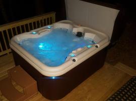 Appalachian Cabin- Trout Stream Firepit Hot Tub，位于埃利杰的木屋