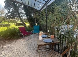 Studio cosy avec climatisation et terrasse，位于Malataverne的酒店