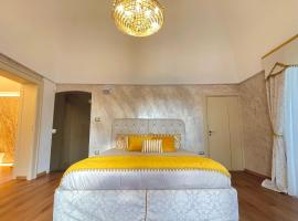 Luxury Regia Suite with Swimming Pool，位于Sovereto的酒店