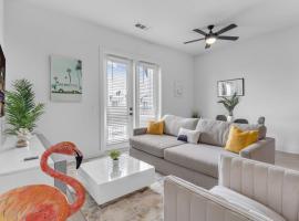 Beach Bliss Modern 3 Bed Oasis Mins from Shore，位于阿波罗海滩的酒店