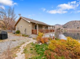 Wapato Lake Waterfront Retreat，位于曼森的酒店